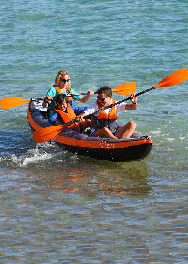 mise en situation du canoë kayak orange dans l'eau avec 3 personnes dessus
