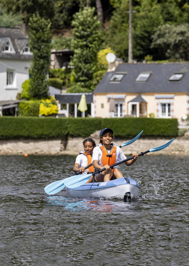 mise en situation du canoë kayak bleu clair dans l'eau avec 3 personnes dessus