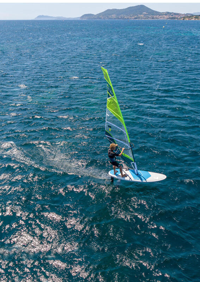 mise en situation une personne en planche à voile en mer 