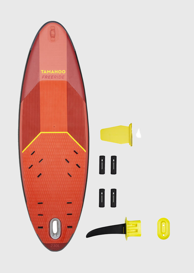 planche à voile rouge vu de haut avec ses accessoires 