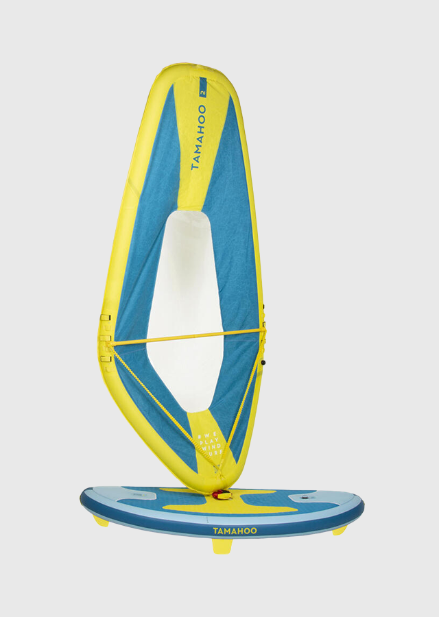 Planche à voile bleu et jaune avec sa voile 