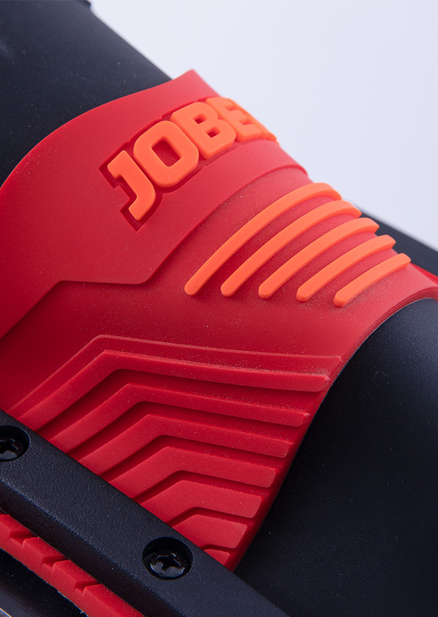 Gros plan sur le ski nautique rouge