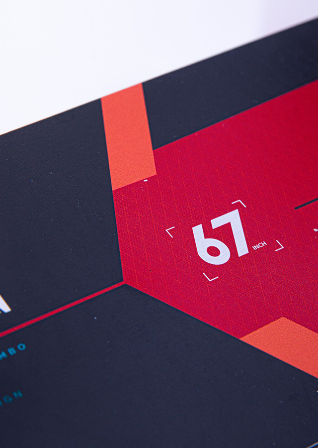 Gros plan sur le ski nautique rouge