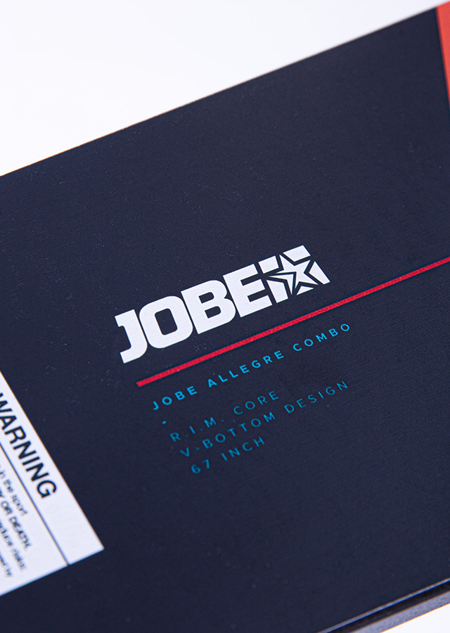 Gros plan sur le ski nautique rouge