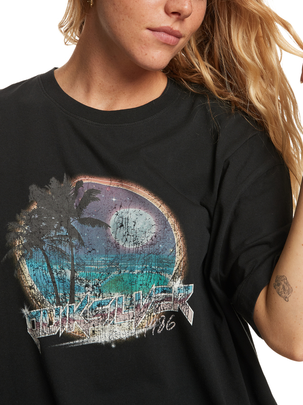 Produit Femme 2 - T-shirt noir illustration paysage avec plamier de nuit dans un rond
