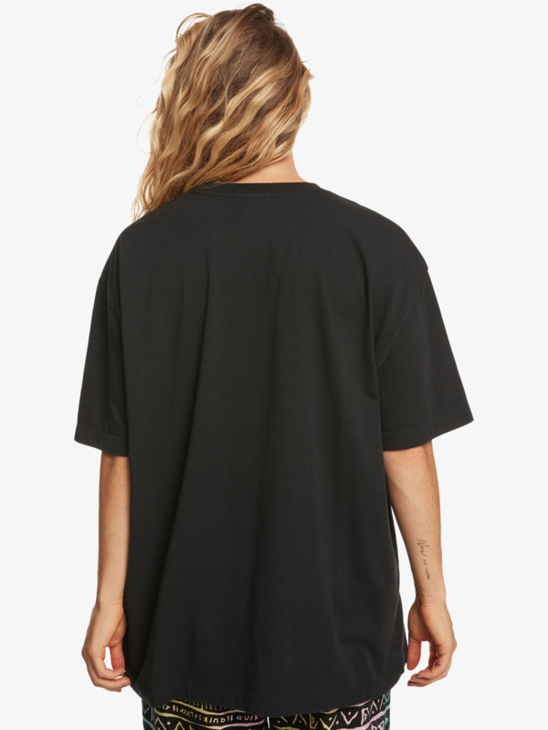 T-shirt noir illustration paysage de nuit avec mer et palmier dans un cercle porté de dos 