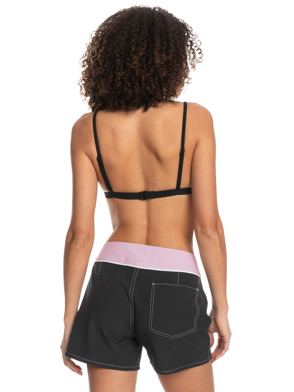 short rose et noir porté de dos