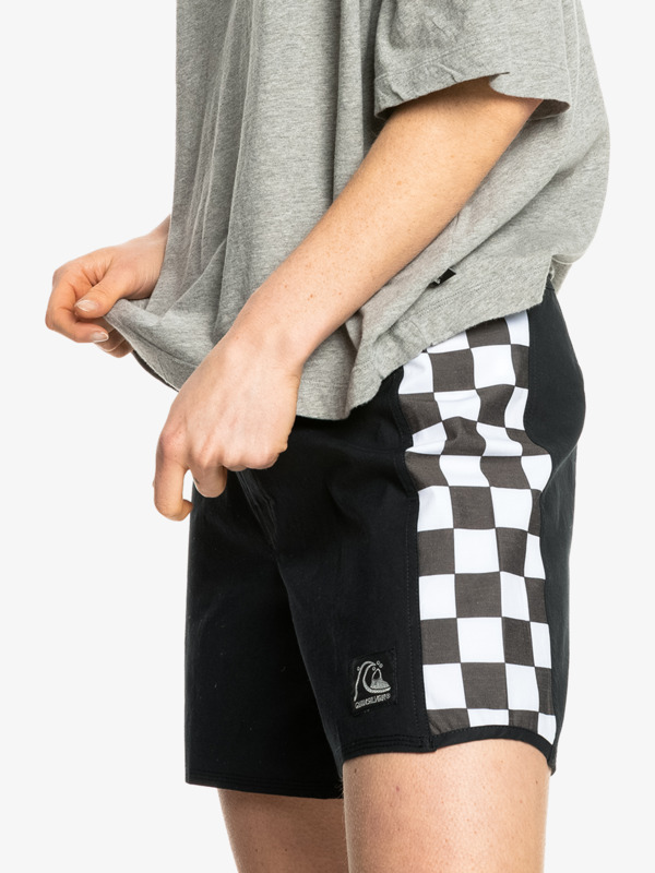 Produit Femme 5 - short noir damiers noir et blanc sur les cotés