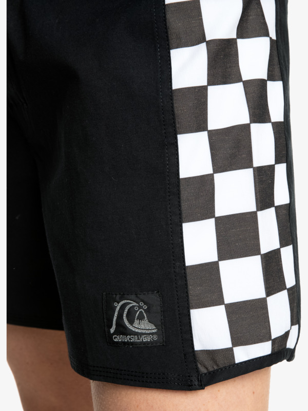 short noir avec damier noir et blanc sur les cotés gros plan sur le damier