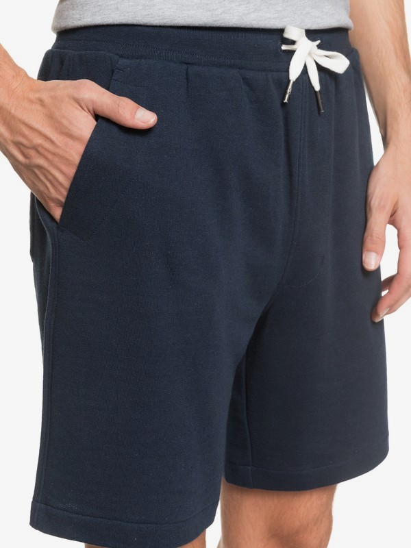 Short blue foncé porté de quart 