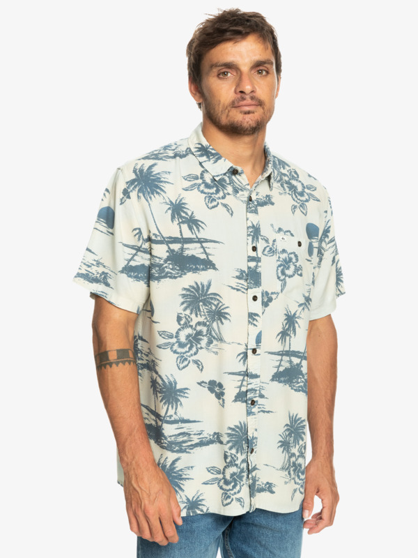 chemise beige motifs bleu palmiers et fleurs porté de quart 